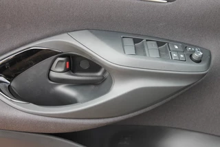 Toyota Yaris Cross Toyota Yaris Cross 1.5 HYBRID 115 FIRST Teamplayer / Winterpack - afbeelding nr 16