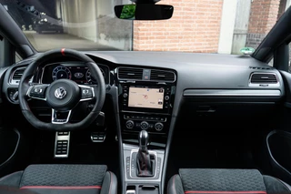Volkswagen Golf Volkswagen Golf 2.0 TSI GTI Performance Pano / ACC / Camera - afbeelding nr 2