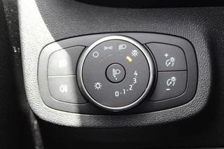 Ford Fiesta Ford Fiesta 1.0-100pk EcoBoost Titanium 5drs. Uiterst nette, luxe en zuinige Ford Fiesta. Voalautm. airco, Cruise control, Navigatie, LM wielen, Metallic lak, Parkeersensoren achter, Telefoonvoorb., Lane assist etc. - afbeelding nr 11