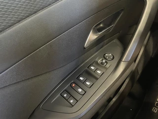 Peugeot 308 Peugeot 308 SW 1.6 PHEV 180pk Active Pack Business Navigatie Carplay PDC VA + Camera 17