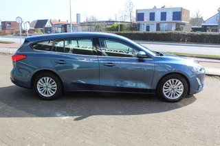 Ford Focus Ford Focus Wagon 1.0-125pk EcoBoost Mild-hybrid Titanium. Mooie, ruime, luxe en comfortabele Ford Focus wagon. Volautm. airco dual, camera, stoel-, stuur- en voorraamverw., easy entry/easy go, cruise control, Isofix, side- en lane assist, parkeersensoren v+a, LM wielen etc. - afbeelding nr 49