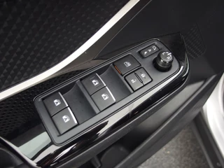 Toyota C-HR KEYLESS / CAMERA / STOELVERW / STUURVERW / NAVI / CLIMA / BLUETOOTH - afbeelding nr 28