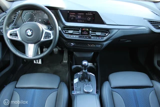 BMW 1 Serie BMW 1-serie 118i M Sport High Executive, Sportstoelen, Carplay, Pdc voor + achter, Stoelverwarming, Cruise, Clima. - afbeelding nr 2