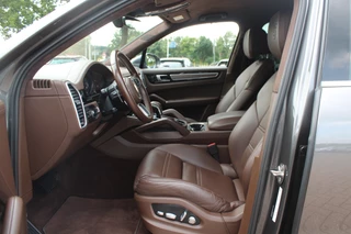 Porsche Cayenne Porsche Cayenne 3.0 E-Hybrid / Trekhaak / 360Camera / Burmester / Sportdesign / Sportchrono / Softclose / 21'' / Luchtvering / Keyless / Stuurverwarming / Matrix LED / DAB - afbeelding nr 10