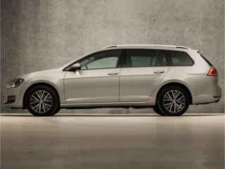 Volkswagen Golf Automaat (APPLE CARPLAY, NAVIGATIE, CLIMATE, STOELVERWARMING, GETINT GLAS, SPORTSTOELEN, CRUISE, PARKEERSENSOREN, LM VELGEN, NIEUWSTAAT) - afbeelding nr 2