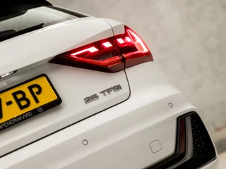 Audi A1 Sportback Automaat (VIRTUAL COCKPIT, CLIMATE, STOELVERWARMING, SPORTSTOELEN, GETINT GLAS, LANE ASSIST, LM VELGEN, CRUISE, NIEUWSTAAT) - afbeelding nr 27