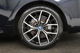 BMW 5 Serie BMW 5-serie 545e xDrive M Sport | Trekhaak | Adaptive cruise |  Stoel & stuurverwarming | Alcantara | Camera | Carplay | Sfeerverlichting | 19'' | Full LED | Park Assist - afbeelding nr 33