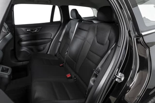 Volvo V60 Volvo V60 2.0 B3 163 PK Essential Edition - Automaat | Dig. Cockpit | Cruise | Stoel-+Stuurverw. | PDC | NAV + App. Connect | ECC | Elek. Klep | DAB | LM 17