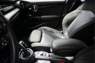 MINI Cooper MINI Cooper Mini 1.5 Pepper | NL AUTO | HUD | Sportinterieur (leer/ stof/ stoelverwarming) | Apple Carplay | Sfeerverlichting | 17inch | LED pakket | Keyless GO/ ENTRY | DUAL ZONE CLIMATE | Bonnet Stripes | Zwart dak | Front- achterspoiler - afbeelding nr 19