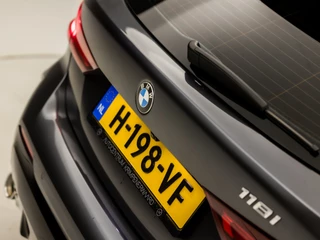 BMW 1 Serie BMW 1 Serie 118i M Sport High Executive Automaat (PANORAMADAK, M PAKKET, APPLE CARPLAY, GROOT NAVI, STOELVERWARMING, LEDEREN SPORTSTOELEN, CAMERA, GETINT GLAS, M SPORT BESTURING, SFEERVERLICHTING, NIEUWE APK, NIEUWSTAAT) - afbeelding nr 42