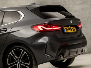 BMW 1 Serie Automaat (PANORAMADAK, M PAKKET, APPLE CARPLAY, GROOT NAVI, STOELVERWARMING, LEDEREN SPORTSTOELEN, CAMERA, GETINT GLAS, M SPORT BESTURING, SFEERVERLICHTING, NIEUWE APK, NIEUWSTAAT) - afbeelding nr 13
