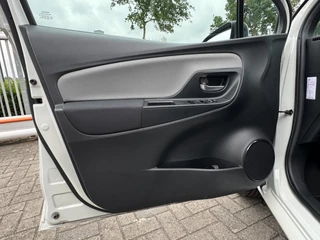 Toyota Yaris Toyota Yaris 1.5 Hybrid Dynamic Bi-Tone HYBRID / 1E EIGENAAR / STOELVERWARMING / CAMERA / LMV / NL AUTO / DEALER ONDERHOUDEN - afbeelding nr 10