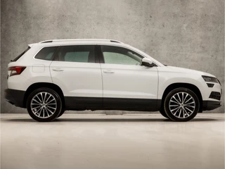 Škoda Karoq Automaat (APPLE CARPLAY, GROOT NAVI, CAMERA, LEDER/ALCANTARA, STOELVERWARMING, SPORTSTOELEN, ADAPTIVE CRUISE, GETINT GLAS, PARKEERSENSOREN, LED KOPLAMPEN, NIEUWE APK, NIEUWSTAAT) - afbeelding nr 4