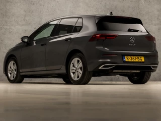 Volkswagen Golf Volkswagen Golf 1.5 TSI Sportline 150Pk (APPLE CARPLAY, GROOT NAVI, STUUR/STOELVERWARMING, SFEERVERLICHTING, SPORTSTOELEN, GETINT GLAS, KEYLESS, ADAPTIVE CRUISE, PARKEERSENSOREN, NIEUWE APK, NIEUWSTAAT) - afbeelding nr 3