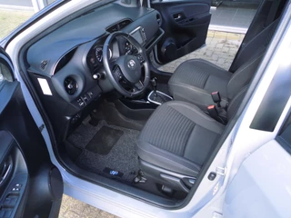 Toyota Yaris Toyota Yaris 1.5 Hybrid Dynamic Automaat two-tone-camera-pdc - afbeelding nr 12