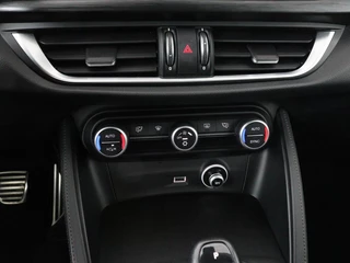 Alfa Romeo Stelvio Alfa Romeo Stelvio 2.0 T Q4 Super | Camera | Sportstoelen | Xenon |  Navigatie | Elektrische achterklep | Cruise control - afbeelding nr 24