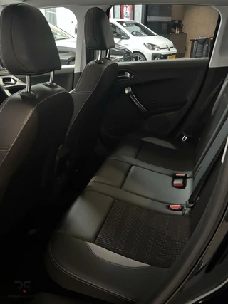 Peugeot 2008 Peugeot 2008 1.2 110 pk Allure | Pano | Clima | Cruise | CarPlay | Stoelverw. | PDC | 16