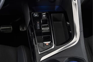 Peugeot 5008 | Dig. Cockpit | Adapt. Cruise | Stoelverw. | PDC | Camera | NAV + App. Connect | ECC | Elek. Klep | LM 19