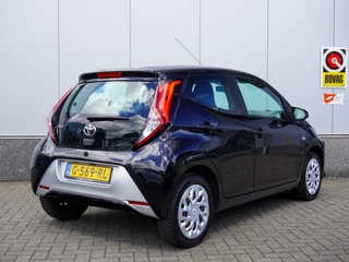 Toyota Aygo Toyota Aygo 1.0 VVT-i x-play ltd Navi | Camera | Airco | NAP - afbeelding nr 2