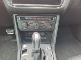 Volkswagen Tiguan Volkswagen Tiguan 2.0 TSI 4Motion Highline R-line | LED | Pano | Trekhaak | Leder | Elek. klep | Virtual | LMV 20