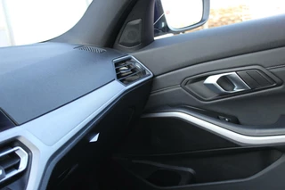 BMW 3 Serie BMW 3-serie 330e eDrive Sport/Shadow/Schuifdak/19inch - afbeelding nr 29