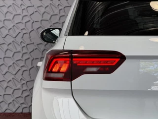 Volkswagen T-Roc Volkswagen T-Roc 1.5 TSI 150PK R-LINE EVO IQ LIGHT ALCANTARA ELEK.KLEP CARPLAY STOEL/STUUR VERW. 18