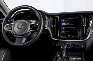 Volvo S60 Volvo S60 2.0 T5 250 PK Intro Edition - Automaat | Dig. Cockpit | Adapt. Cruise | Leder | Elek. bestuurderstoel met geheugen | Stoelverw. | PDC | Camera | NAV + App. Connect | ECC | DAB | Elek. Trekhaak | LM 19
