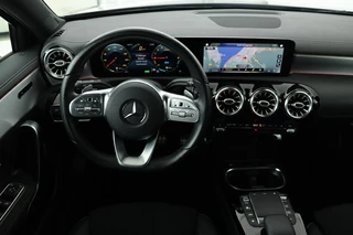 Mercedes-Benz A-Klasse Mercedes-Benz A-klasse 250e AMG Night | Carplay | Stoelverwarming |  Camera | Sfeerverlichting | Navigatie | Widescreen | Park Assist | Leder/Alcantara - afbeelding nr 3