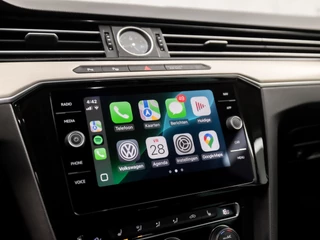 Volkswagen Passat 218Pk Automaat (DIGITAL COCKPIT, APPLE CARPLAY, GROOT NAVI, CAMERA, GETINT GLAS, ALCANTARA, SPORTSTOELEN, ADAPTIVE CRUISE, STOELVERWARMING, LED KOPLAMPEN, KEYLESS, NIEUWSTAAT) - afbeelding nr 9