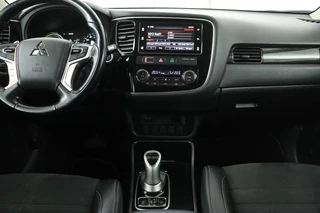 Mitsubishi Outlander Mitsubishi Outlander 2.0 PHEV Pure | Trekhaak | Carplay | Camera |  Half leder | Keyless | Climate control | Cruise control - afbeelding nr 7