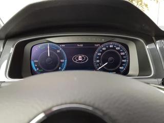 Volkswagen e-Golf Volkswagen e-Golf Automaat 136pk  | Navigatie | Climate Control | Virtuele Cockpit | Camera | Keyless | Stoelverwarming | Parkeer Sensoren | Cruise Control Adaptive | Lichtmetalen velgen 17