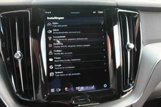 Volvo XC60 Volvo XC60 T6 Recharge AWD R-Design | Longe Range | Panoramadak | Stoelverwarming | 360° Camera | HUD | Trekhaak | Harman / Kardon | Glossy Black - afbeelding nr 55