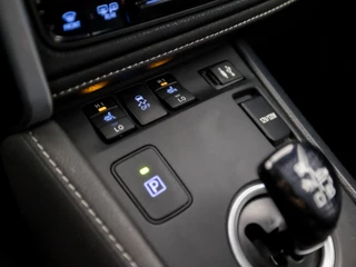 Toyota Auris Toyota Auris Touring Sports 1.8 Hybrid Sport Automaat (PANORAMADAK, NAVIGATIE, LEDER, STOELVERWARMING, CAMERA, SPORTSTOELEN, KEYLESS, LED KOPLAMPEN, NIEUWE APK, NIEUWSTAAT) - afbeelding nr 12