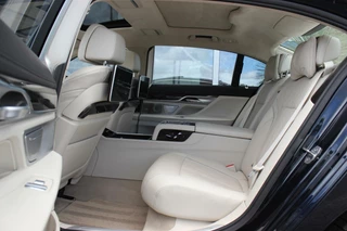 BMW 7 Serie ➡️ BMW 7-serie 750Li G12 xDrive High Executive | Origineel | Laser | Camera360 | Massage | Head-up | Bowers&Willikins | DAB | 449 pk | 20 inch | Softclose | - afbeelding nr 19
