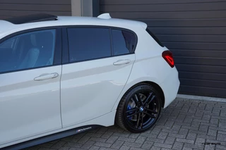 BMW 1 Serie BMW 1-serie M140i LCI2 | Schuifdak | Navi Pro | 719M | M Sport onderstel | Zaero diffuser | Alpinweiss - afbeelding nr 17