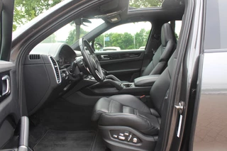 Porsche Cayenne Porsche Cayenne 3.0 E-Hybrid / Trekhaak / Panoramadak / 360Camera / Head-up / 21'' / Keyless / Bose / Sportchrono / Softclose / Stuurverwarming / Leder / Cruise Control - afbeelding nr 10