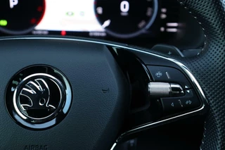 Škoda Karoq Skoda Karoq 1.5 TSI / 150 PK / DSG / Sportline / Black Edition / Virtual Cockpit / Camera / Cruise Control / Trekhaak / 19