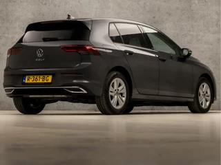 Volkswagen Golf Volkswagen Golf 1.5 TSI Sportline 150Pk (APPLE CARPLAY, GROOT NAVI, STUUR/STOELVERWARMING, SFEERVERLICHTING, SPORTSTOELEN, GETINT GLAS, KEYLESS, ADAPTIVE CRUISE, PARKEERSENSOREN, NIEUWE APK, NIEUWSTAAT) - afbeelding nr 5
