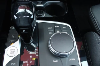 BMW 1 Serie BMW 1-serie 118i 140PK AUTOMAAT EXECUTIVE EDITION | PANORAMISCH SCHUIF/KANTELKDAK | AFNEEMBARE TREKHAAK | DRAADLOZE TELEFOONLADER | DRAADLOZE APPLE CARPLAY/ANDROID AUTO | NAVIGATIE | ACHTERUITRIJ CAMERA | PARKEERSENSOREN VOOR EN ACHTER | CRUISE CONTROL | FULL LED KOPLAMPEN | CLIMATE CONTROL | ALL SEASON BANDEN | 17
