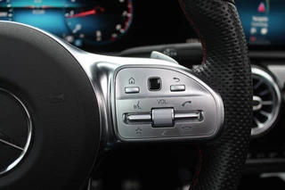 Mercedes-Benz A-Klasse Mercedes-Benz A-Klasse 180 Business Solution AMG / Panoramadak / Camera / Sfeerverlichting / Apple CarPlay / 18'' / DAB / Stoelverwarming / Cruise Control - afbeelding nr 29