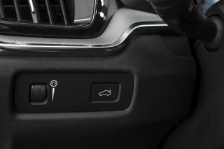 Volvo S60 Volvo S60 2.0 T5 250 PK Intro Edition - Automaat | Dig. Cockpit | Adapt. Cruise | Leder | Elek. bestuurderstoel met geheugen | Stoelverw. | PDC | Camera | NAV + App. Connect | ECC | DAB | Elek. Trekhaak | LM 19