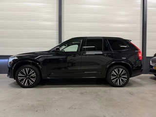 Volvo XC90 Volvo XC90 T8 Recharge AWD R-Design BLACK LONG RANGE PANO/TREKHAAK/HEAD-UP/MEMORY/H&K/CAMERA/ACC/PILOT-ASSIST/KEYLESS/LEER-SPORT/GOOGLE/PRIVACY/20