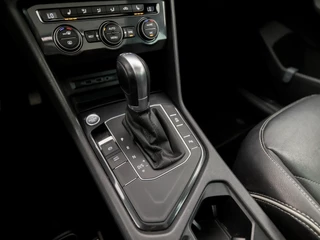 Volkswagen Tiguan Volkswagen Tiguan 1.5 TSI ACT Sportline Business 150Pk Automaat (PANORAMADAK, APPLE CARPLAY, GROOT NAVI, LED KOPLAMPEN, KEYLESS, LEDEREN SPORTSTOELEN, STOELVERWARMING, ADAPTIVE CRUISE, ELEK ACHTERKLEP, GETINT GLAS, NIEUWSTAAT) - afbeelding nr 11