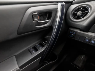 Toyota Auris Toyota Auris Touring Sports 1.8 Hybrid Sport Automaat (PANORAMADAK, NAVIGATIE, LEDER, STOELVERWARMING, CAMERA, SPORTSTOELEN, KEYLESS, LED KOPLAMPEN, NIEUWE APK, NIEUWSTAAT) - afbeelding nr 26