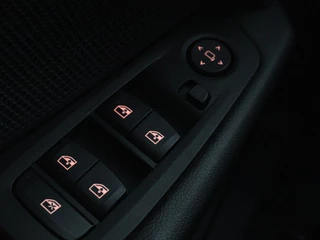 BMW 1 Serie BMW 1-serie 118i Intro Ed. | Carplay | Full LED | Sportstoelen  | Navigatie | Climate control | Bleutooth | PDC | Trekhaak | Sfeerverlichting - afbeelding nr 32