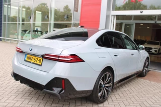 BMW 5 Serie BMW 5-serie 530e M-SPORT PRO 300PK (nieuw model) | PANORAMA DAK | M-SPORT PAKKET | M-SPORT AERODYNAMICA |  M-SPORT NAPPALEDEREN STUURWIEL MET SPORTBOOST FUNCTIE | BMW SHADOWLINE ADAPTIEVE LED KOPLAMPEN | ELEKTRISCH BEDIENBARE ACHTERKLEP |  BMW INDIVIDIUAL HIGH GLOSS EXTERIEUR RAAMLIJST AFWERKING | BMW LIVE COCKPIT PROFESSIONAL | ELEKTRISCH VERSTELBARE VOORSTOELEN MET VENTILATIE / VERWARMING EN GEHEUGEN OP DE BESTUURDERSSTOEL |  ACHTERBANKVERWARMING | 4-ZONE CLIMATE CONTROL | DONKER GETINTE ACHTERRUITEN | DONKERE HEMELBEKLEDING | DRIVE ASSISTANT | HARMAN KARDON Hi-Fi GELUIDSSYSTEEM| DRAARLOZE TELEFOONLADER | DRAADLOOOS APPLE CARPLAY / ANDROID AUTO | KLASSE 3 ALARM | COMFORT ACCESS | 20