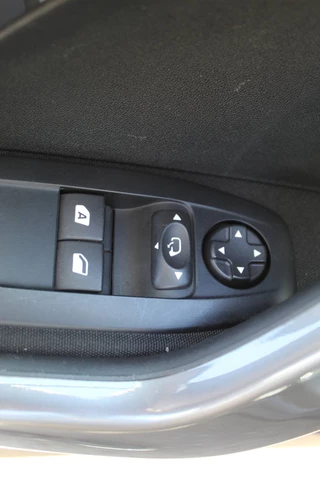Peugeot 2008 Airco , Cruise control ,Trekhaak , Navigatie , Bluetooth Parkeersensoren achter , LED dagrijverlichting - afbeelding nr 6