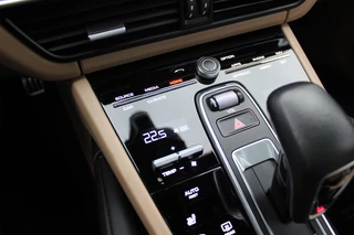 Porsche Cayenne Porsche Cayenne 3.0 E-Hybrid / Panoramadak / 360Camera / Luchtvering / 21'' / Softclose / Keyless / Sportchrono / Stuurverwarming / Stuurverwarming / DAB / Stoelverwarming / ACC - afbeelding nr 23