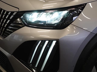 Peugeot 2008 Peugeot 2008 1.2 PureTech 130pk Automaat Allure | Navigatie | Apple Carplay/Android | Auto 360 camera | Parkeersensoren | Blind Spot Assist | Adaptive Cruise Control | Stoelverwarming | Getinte ramen | Climate Control - afbeelding nr 9
