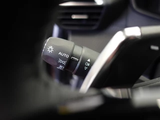 Peugeot 2008 Peugeot 2008 1.2 PureTech 130pk Automaat Allure | Navigatie | Apple Carplay/Android | Auto 360 camera | Parkeersensoren | Blind Spot Assist | Adaptive Cruise Control | Stoelverwarming | Getinte ramen | Climate Control - afbeelding nr 17